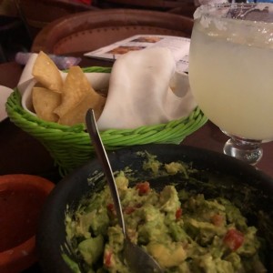 guacamoles, chips y margarita