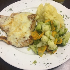 Pollo a la Parmesana con pure y vegetales