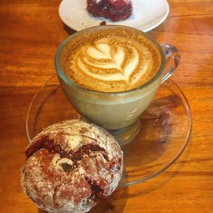 Capuccino y galleta de red velvet