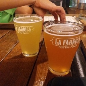 Probando las cervezas caceras de La Fabrica