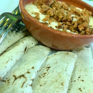 queso fundido con chorizo