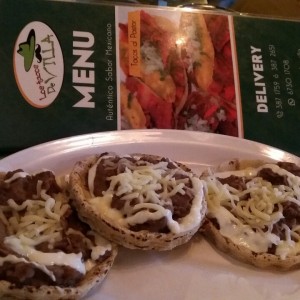 Tostadas de frijol y queso 