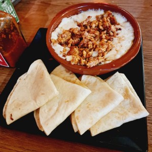 Queso fundido con chorizo