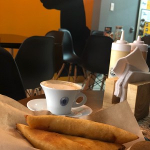 empanada de queso y cafe