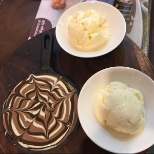 brownie con galleta y helado de vainilla