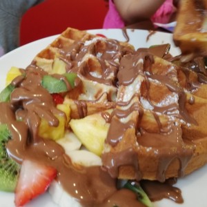 waffles con frutas y chocolate