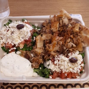 platter pollo con doble ensalada griega