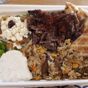 Platter de Carne con Arroz y ensalada griega
