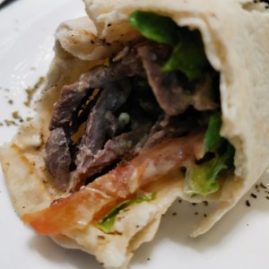 Emparedado de shawarma de carne