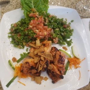 Pollo Fak Tul con ensalada tabuleh