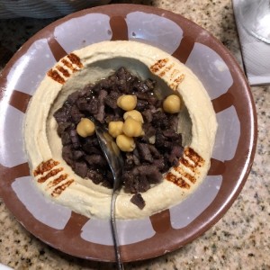 Humus con carne de cordero