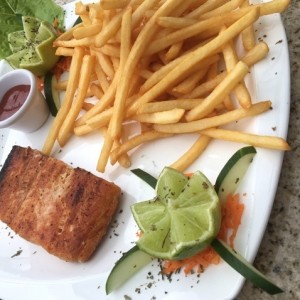 salmon con papas fritas