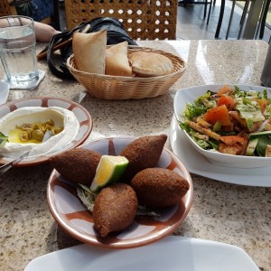 Kibbe, labne y ensalada fatush