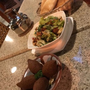 kibbe frito, ensalada fatush y pan pita