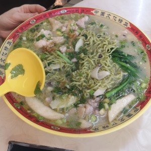 Sopa con fideos de vegetales y gallina