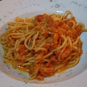 spaghetti con salmon ahumado en salsa rosada