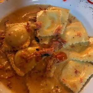 Ravioli de ricota y parmesano con salsa rosa