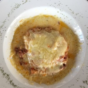 lasagna de carne gratinada en salsa blanca