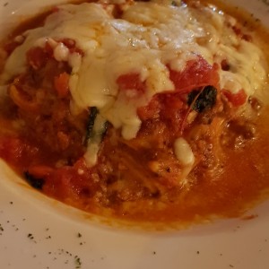 lasagna de carne gratinada en salsa roja 