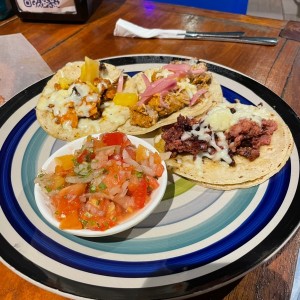Tacos de chorizo, cochinita pibil y al pastor