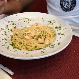 Pasta Alfredo con camarones