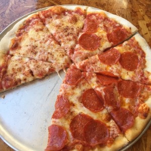 pizza mitad margarita mitad pepperoni