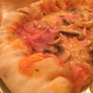 pizza de jamon y hongos con borde de pepperoni-queso-aceitunas