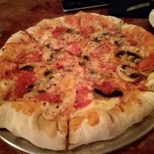 Pizza de Pepperoni con Hongos y Borde de Queso Crema con Cebollina