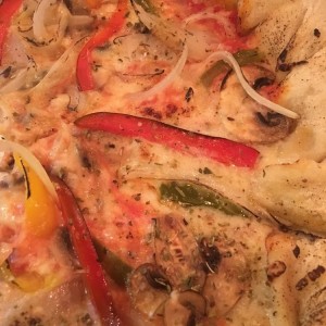 pizza vegetariana con borde relleno de queso crema