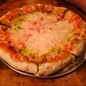 Pizza margherita - borde de mozzarella y pesto