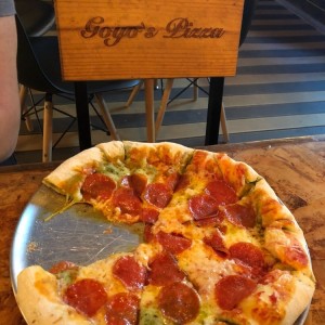 pizza de peperoni con relleno en el borde
