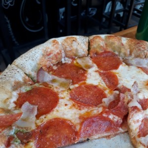 Pizza de Pepperoni con extra de bacon y bordes rellenos de mozzarella y pesto