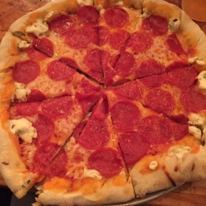pizza de peperoni con borde relleno de queso crema