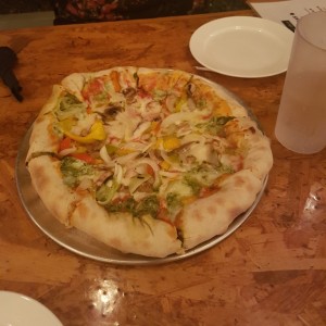 veggie pizza con borded de  mozzarella al pesto