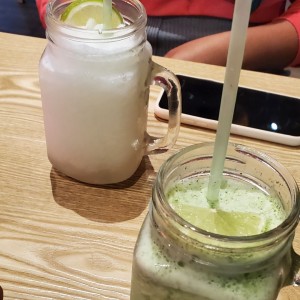 limonada clasica (la blanca) y limonada con hierva buena (la verde)
