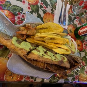 corvina frita y platano verde