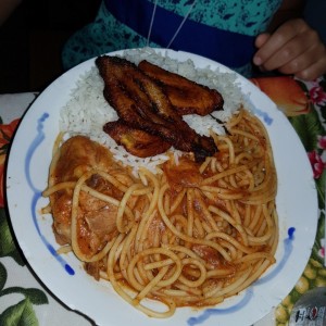 Macarrones con pollo y arroz blanco