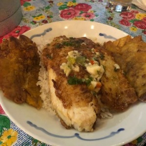 Filete al ajillo con arroz con coco y patacones