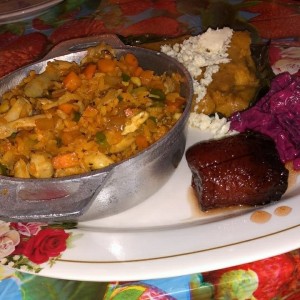 Arroz con pollo y ensalda de feria con tamal y platano en tentacion