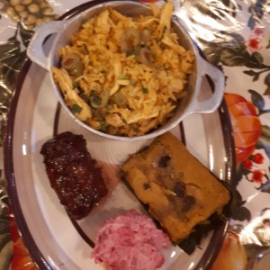 Arroz c pollo, ensalada d papa, tamal y platano en tentacion