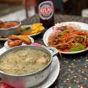 Sancocho com Arroz Blanco y Tajadas 