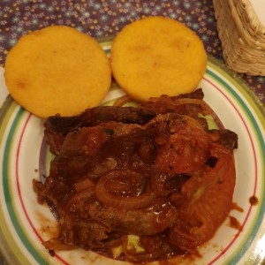 bistec de higado encebollado