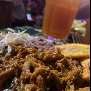 Arroz de Guandu con Eooa Vieja ensalada de repollo, tajadas y Limonada.