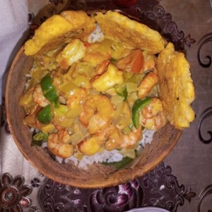 Camarones al curry con arroz con coco y patacones 