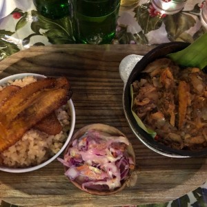 bacalao con arroz coco, tajada y ensala