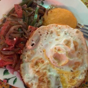 Bistec encebollado a caballo con tortillas 