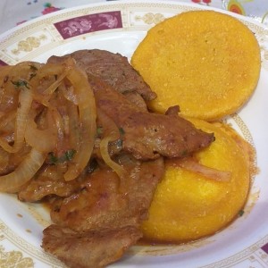 bistec encebollado