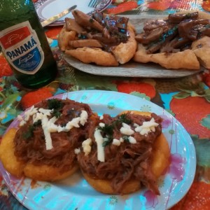 tortillas con ropa vieja y hojaldra con lechona 