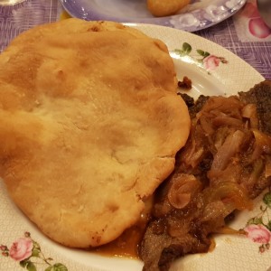 Hojaldre con bistec encebollado