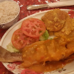 Pescado al ajillo, arroz con coco y patacones